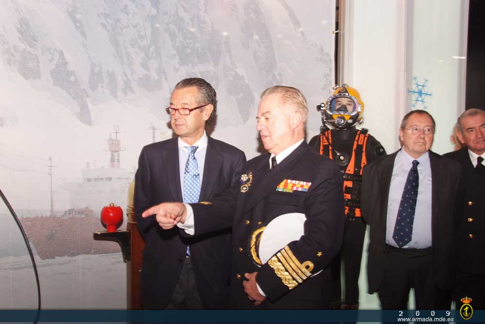 El Almirante General Jefe de Estado Mayor de Armada y el conseller de Economía y Finanzas
